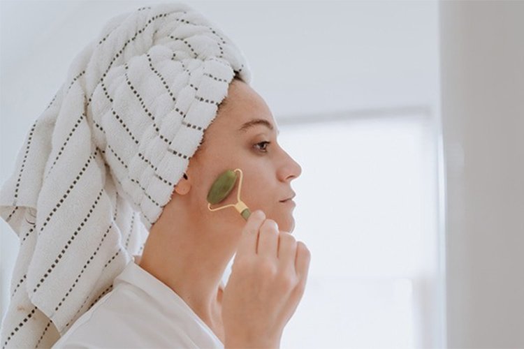 A step-by-step guide to using a face roller.