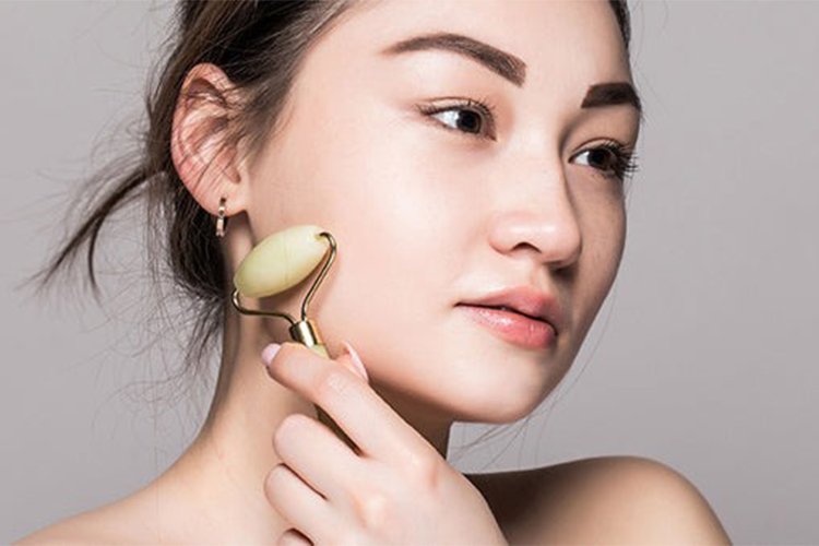A step-by-step guide to using a face roller.